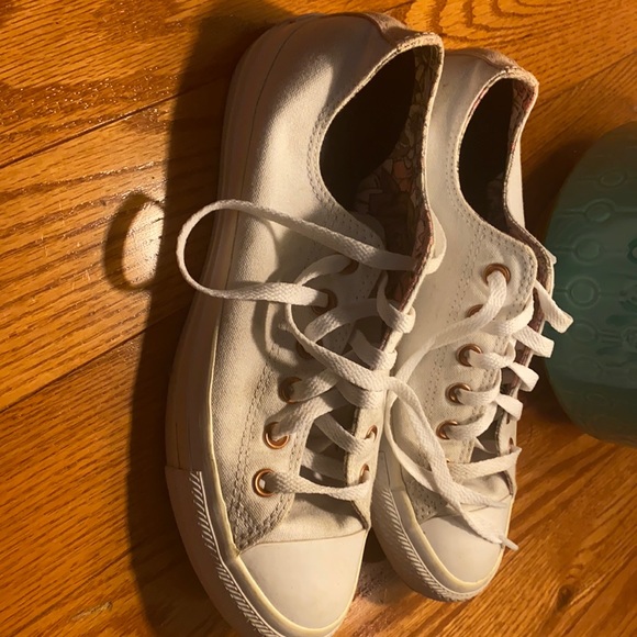 White. Converse. 9. - Picture 1 of 1